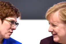 Éra Merkelové končí, rezignace šéfky CDU je i selháním kancléřky, píší německá média