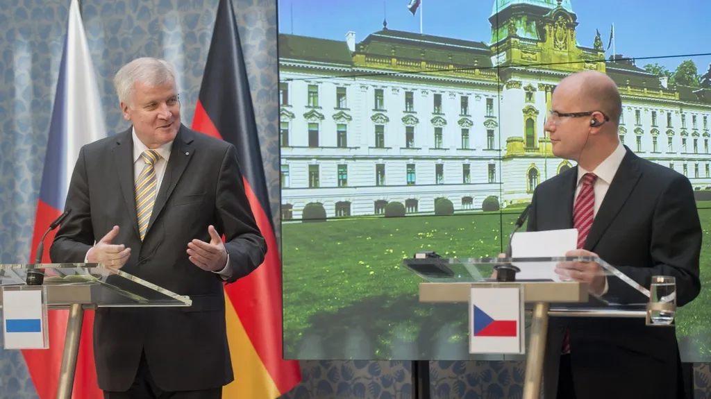 Horst Seehofer a Bohuslav Sobotka hovoří k novinářům