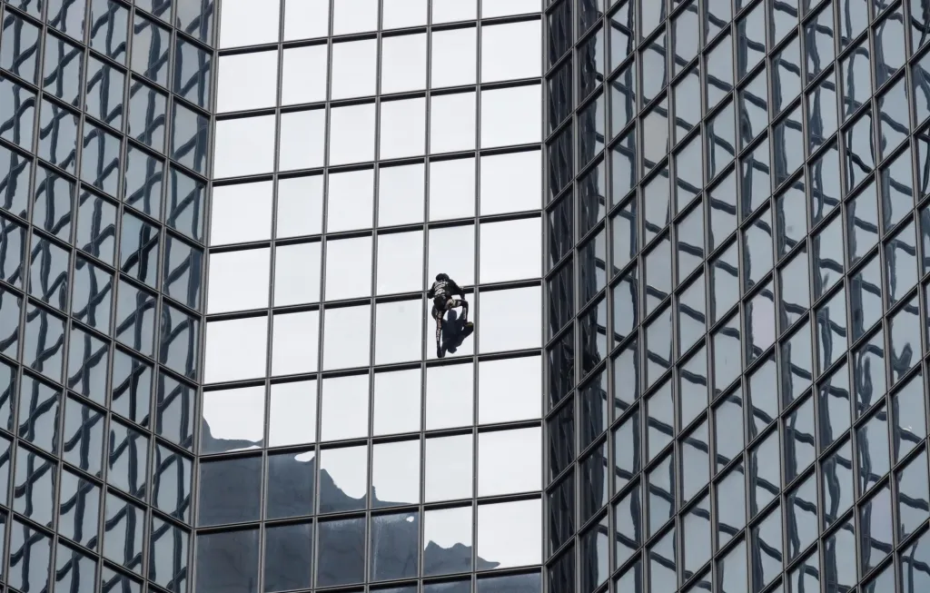 Alain Robert pokořil budovu Total v pařížské čtvrti La Défense