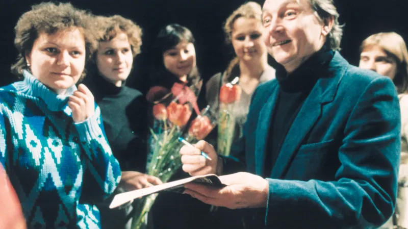 Umělecký vedoucí Pražského komorního baletu Pavel Šmok dává autogramy po vystoupení souboru v Divadle estrády v Moskvě, 1985