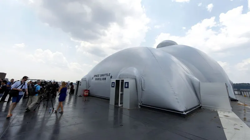 Raketoplán Enterprise je vystaven v New Yorku