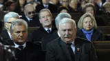 Bývalí polští prezidenti Aleksander Kwasniewski (vlevo) a Lech Walesa na pohřbu Tadeusze Mazowieckého