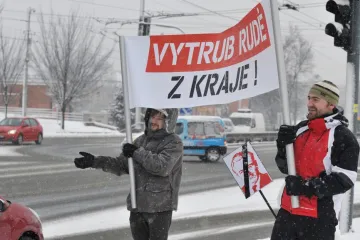 Ve Zlíně protestovali proti komunistům v radě kraje. Mišák hlasování o důvěře přežil