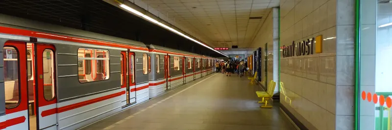 Metro na lince B po večerním požáru v okolí tubusu obnovilo provoz po celé trase