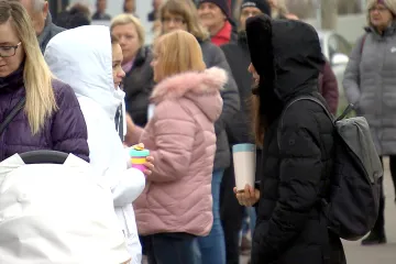 Nápor na úřady kvůli rodičovskému příspěvku nepolevuje