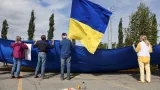 Demonstranti drží ukrajinské vlajky během protestu na znamení solidarity s Ukrajinou před setkáním amerického prezidenta Donalda Trumpa a ruského vládce Vladimira Putina
