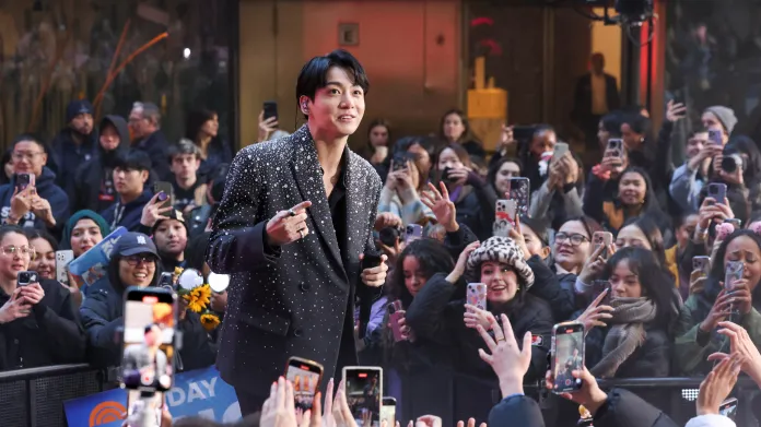 Fanoušci v New Yorku obklopují zpěváka Jungkooka z BTS