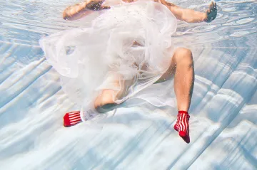 Nesnesitelná tekutost bytí uvěznila člověka v akváriu