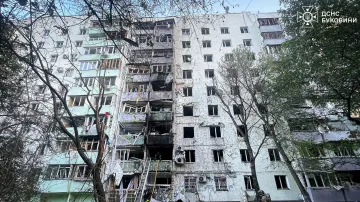Bytový dům v Černovicích po ruském útoku (12. 7. 2025)