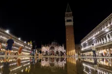 Náměstí svatého Marka v Benátkách je pod vodou. V létě jsou zde záplavy neobvyklé