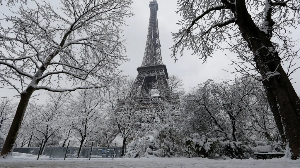 Sníh zasypal Paříž