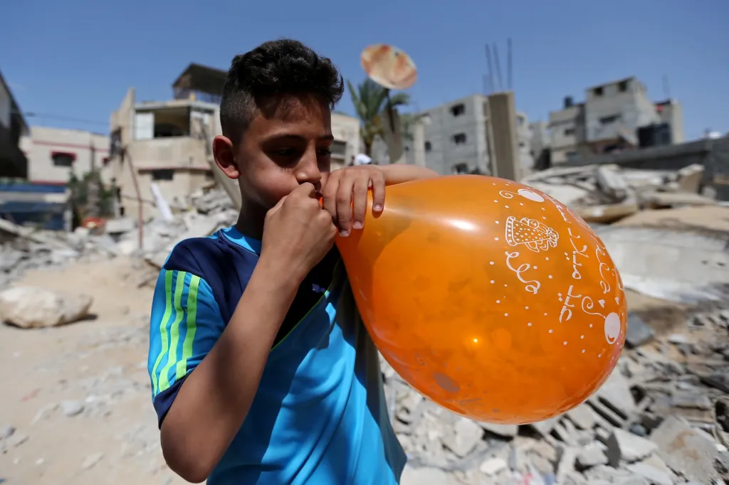 Každý oslavuje dle svých možností. Palestinský chlapec z pásma Gazy v ruinách domů zničených izraelskými raketami