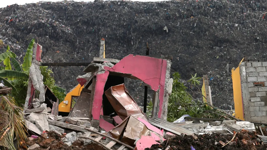 Odpadky zasypaly obydlí na Srí Lance