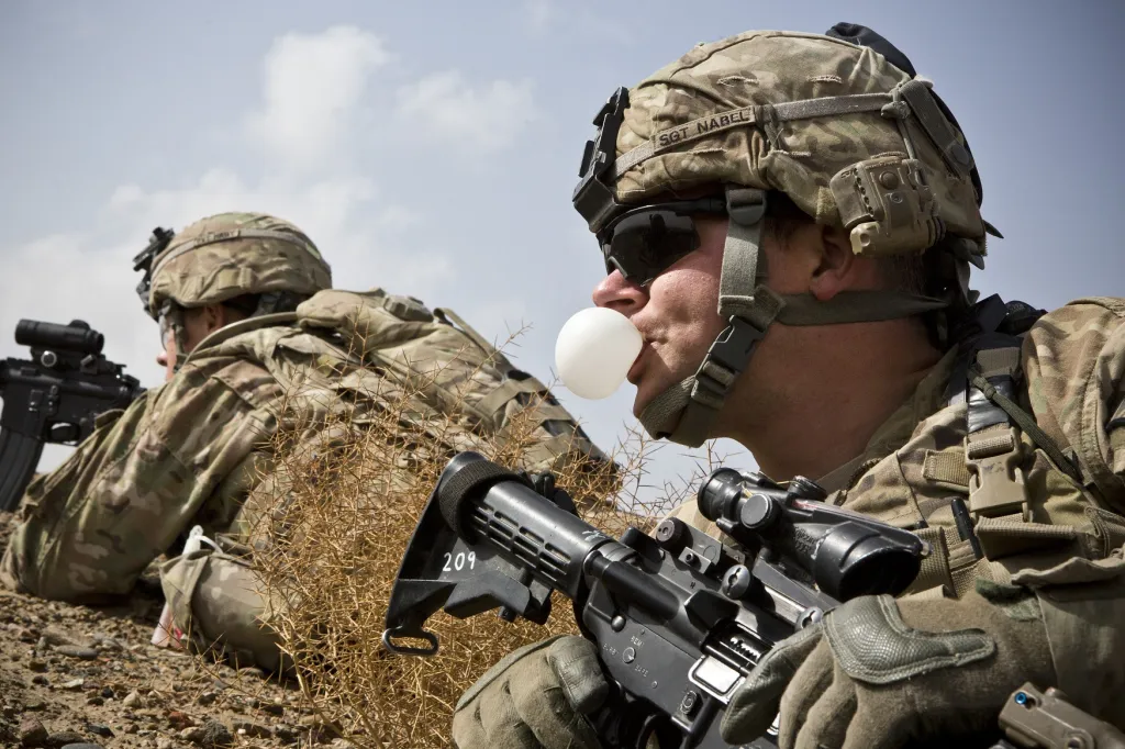 Americký voják z 36. pěšího pluku si v provincii Kandahár krátí chvíli foukáním žvýkačky, 3. února 2013