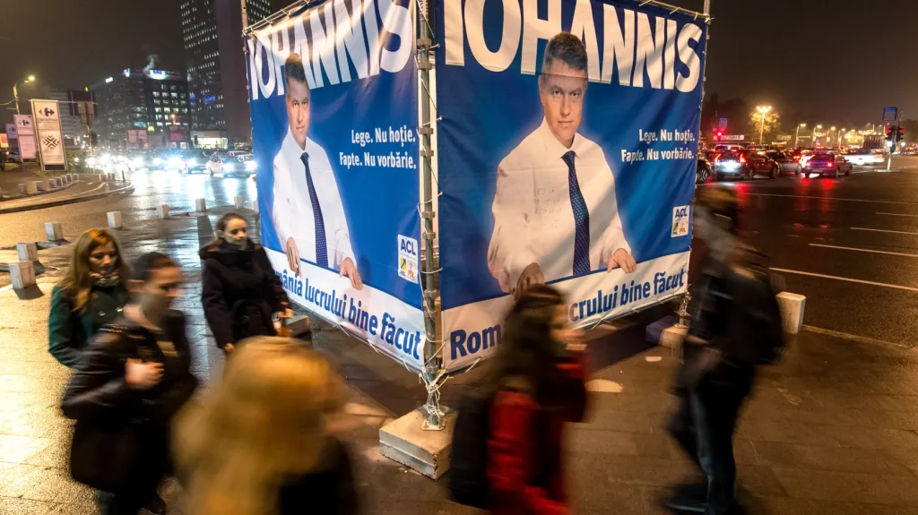 Plakát s pravděpodobným vítězem rumunských prezidentských voleb