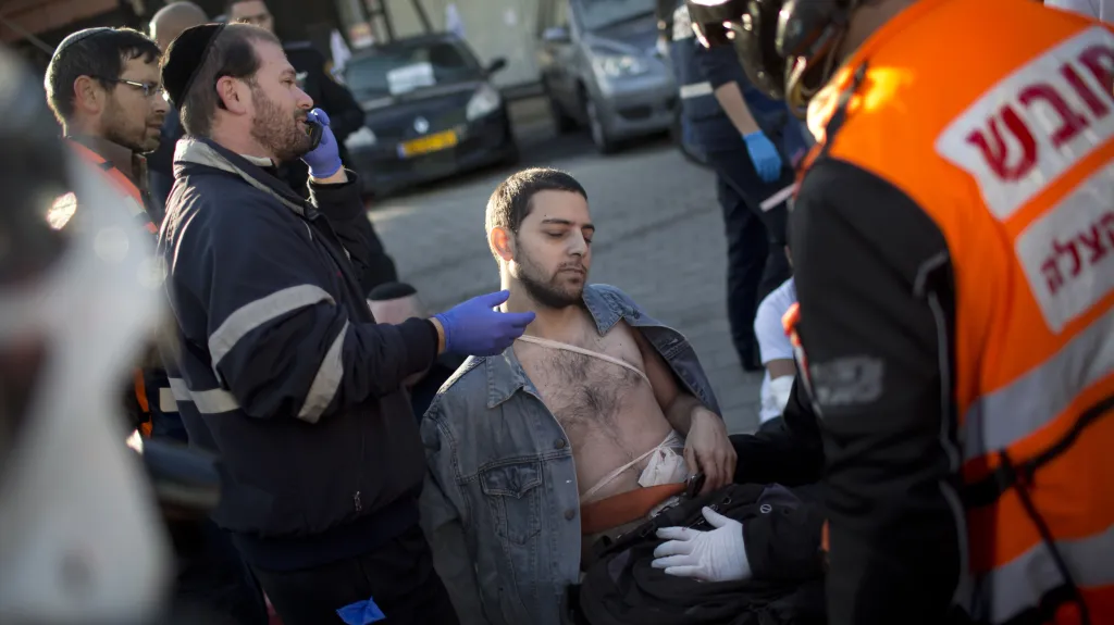 Záchranáři ošetřují pobodaného muže v Tel Avivu