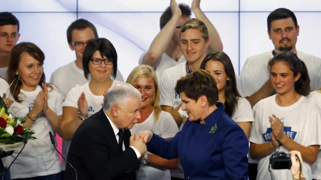 Jaroslaw Kaczyński s kandidátkou na premiérku Beatou Szydlovou