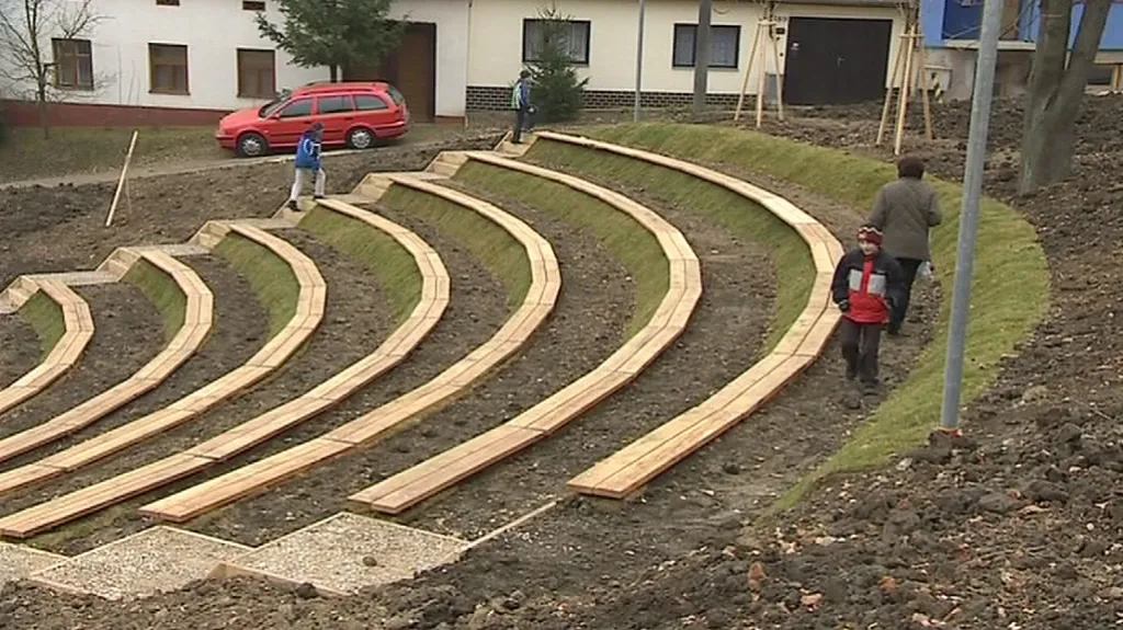 Nový amfiteátr a opravené náměstí ve Vlčnově