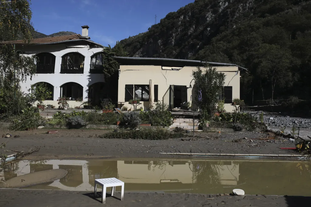 Rozsáhlé záplavy na jihovýchodě Francie a severozápadě Itálie si od pátku vyžádaly nejméně 12 obětí. Pátrání po dalších osobách pokračuje