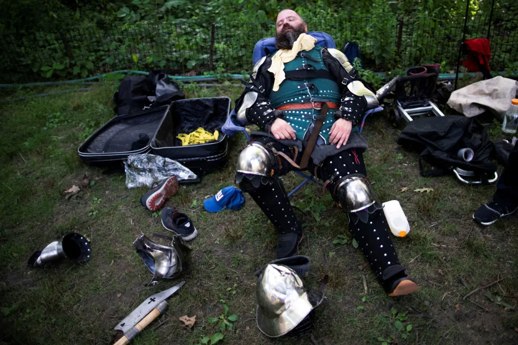 Setkání vyznavačů larpingu v Central Parku v New Yorku. V roli rytířů se účastníci pouštěli do skutečných soubojů, ve kterých nebyla nouze ani o zranění