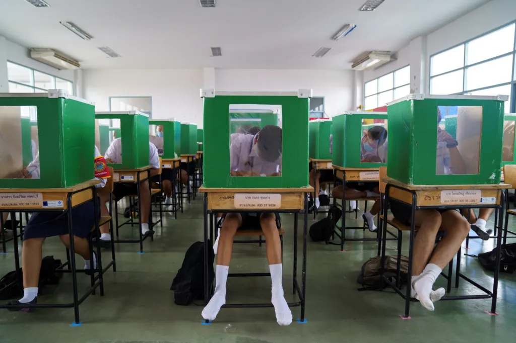 Studenti thajské školy Sam Khok v provincii Pathum Than dostali k ochraně před nákazou koronavirem vyřazené volební urny