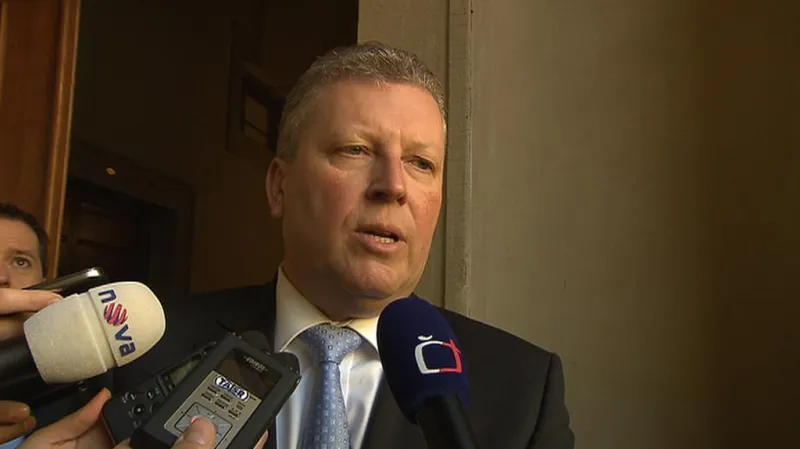 Ministr kultury Jiří Besser při protestu zaměstnanců Státní opery Praha před ministerstvem kultury proti způsobu reorganizace pražských operních scén