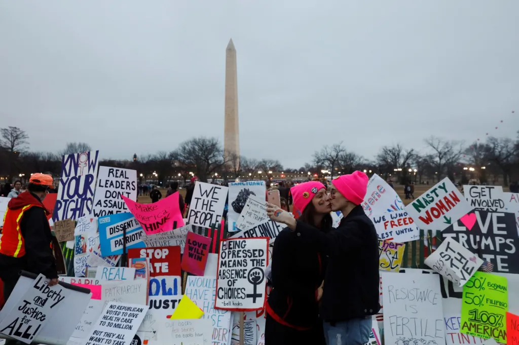 Během protestů při inauguraci prezidenta Donalda Trumpa se pár stejného pohlaví líbá poblíž Bílého domu (21. ledna 2017)