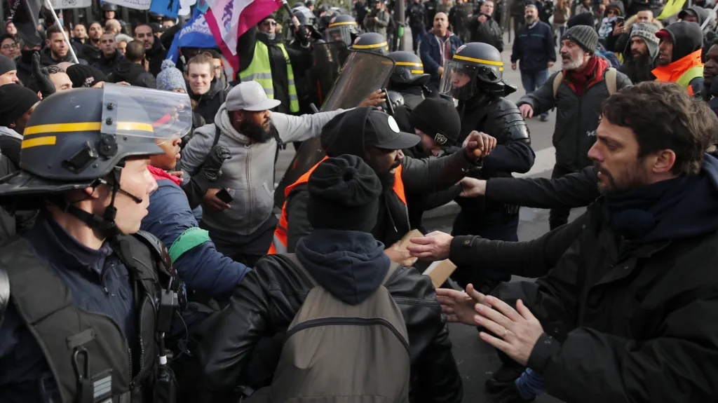 Skupina demonstrantů se v centru Paříže střetla s policií