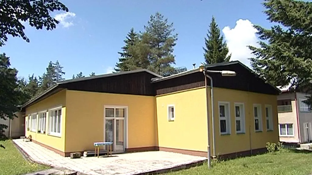 Bývalá mateřská školka přestavěná na chráněné bydlení pro seniory - Bukovany.