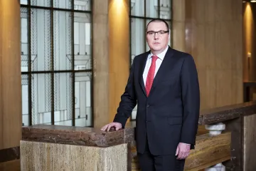 Singer: Pravděpodobnost dalšího oslabení koruny roste