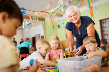 V penzi bývalé učitelce chyběly děti. Teď pomáhá ve školce jako „babička“