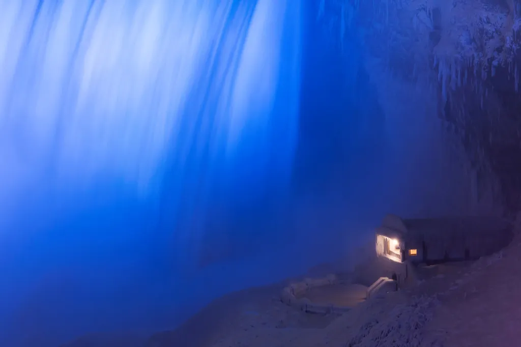 Chata pokrytá ledem pod Niagarskými vodopády v provincii Ontario, Kanada