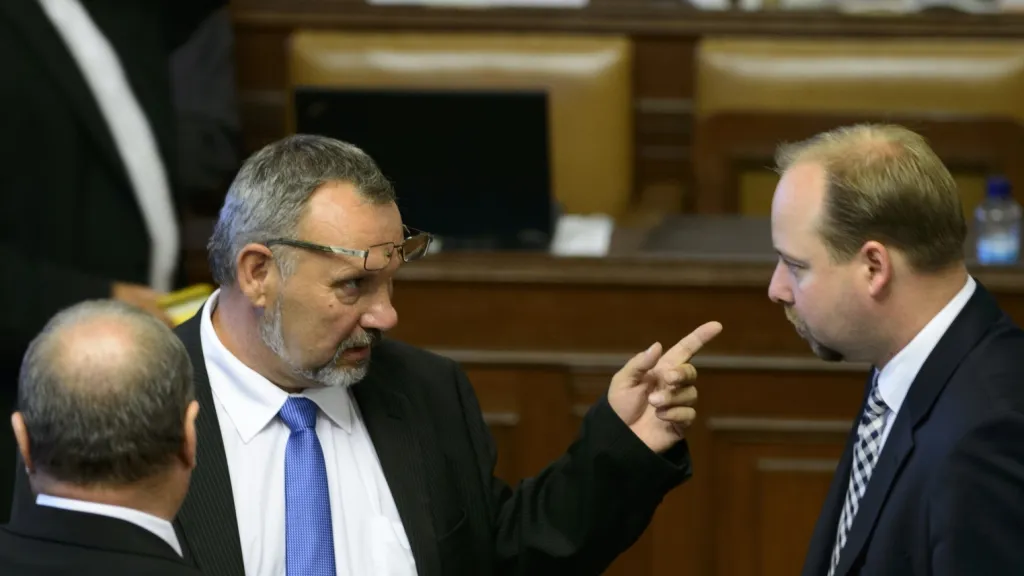 Pavel Kováčik (KSČM) v hovoru s Jeronýmem Tejcem (ČSSD)