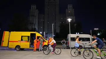 Lidé projíždějí na kolech kolem místa výbuchu u restaurace v centru Moskvy