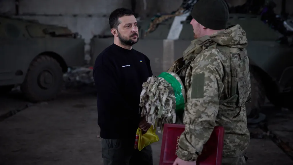 Ukrajinský prezident Volodymyr Zelenskyj navštívil vojáky poblíž Bachmutu