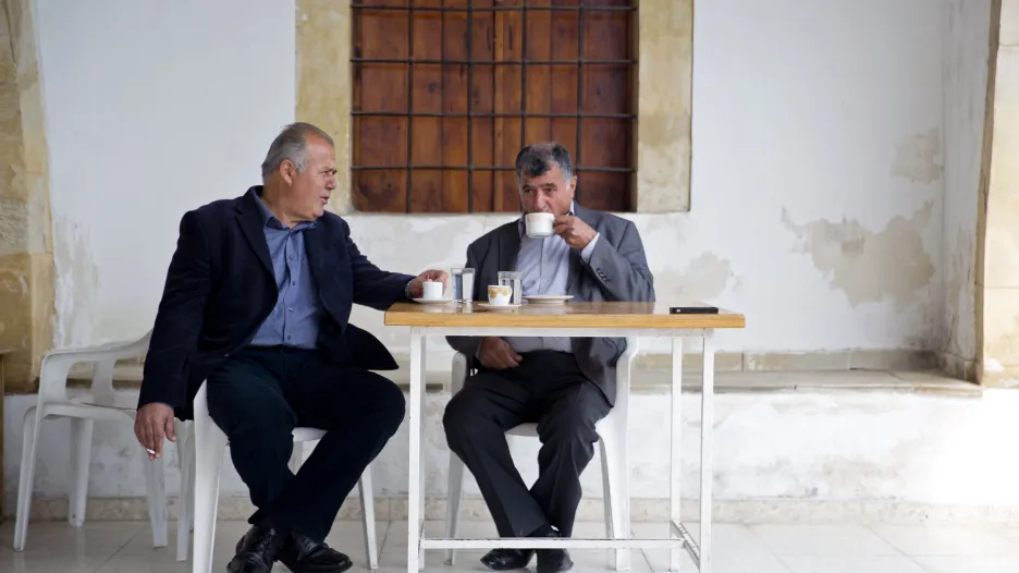 Simon Mytides (vlevo) a Nejdet Enver v turecké arkádové hospůdce