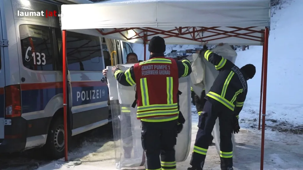 Rakouská policie na místě letecké nehody