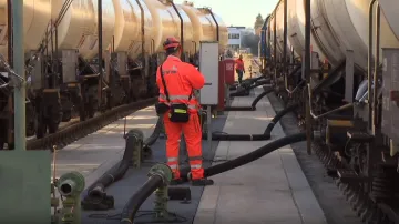 Cisternové vlaky u skladu Viktoriagruppe v Krailingu