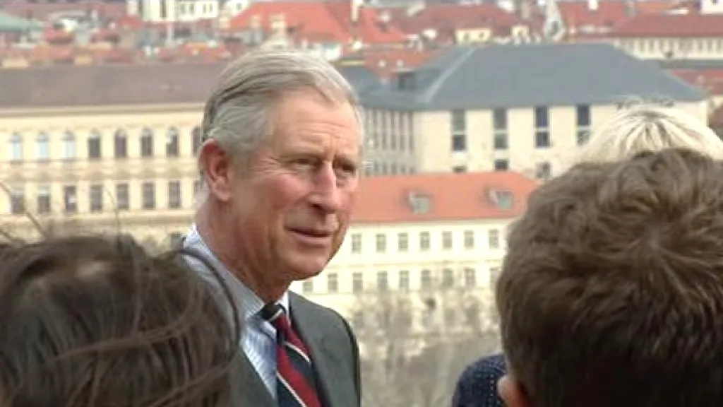 Charles při prohlídce Prahy