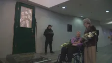 Wintonovy děti u památníku na Hlavním nádraží v Praze