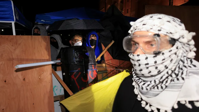 Propalestinský demonstrant na Kalifornské univerzitě v Los Angeles