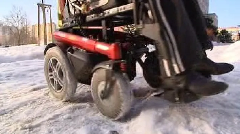 Kvůli sněhovým bariérám se vozíčkáři téměř nikam nedostanou.