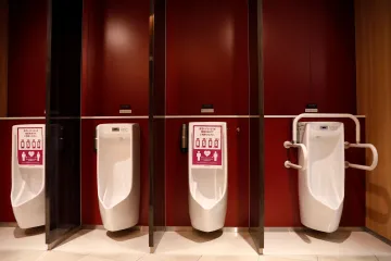 Na tři basy s pivem od sebe. Bezpečnou vzdálenost lze měřit na metry i předměty