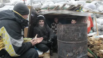 Demonstranti v mrazivém Kyjevě