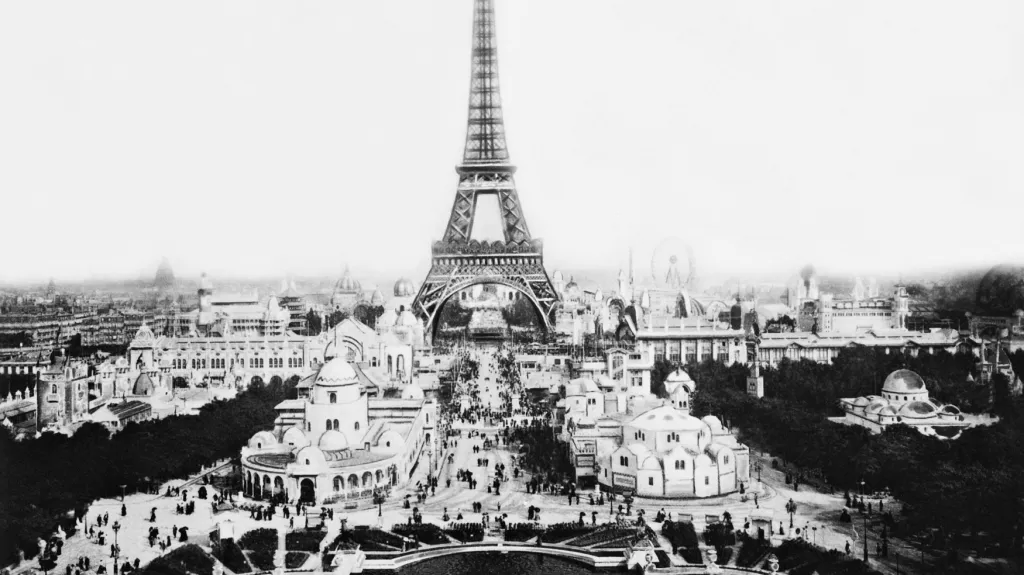 Eiffelova věž během Světové výstavy v roce 1889