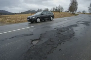 Silnice nižších tříd jsou často plné děr a výmolů, na opravy podle krajů chybí peníze