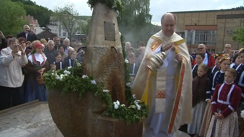 Čtyřem pramenům požehnal luhačovický farář Hubert Wójcik