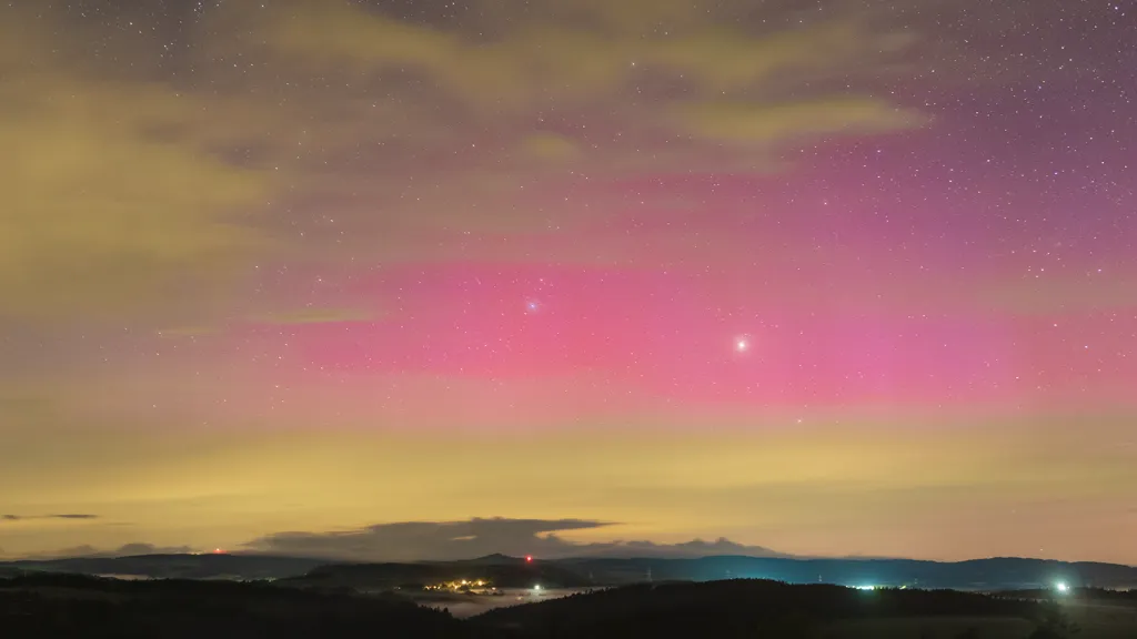 Polární záře zachycená v noci na 6. května ze Záhořic na Karlovarsku