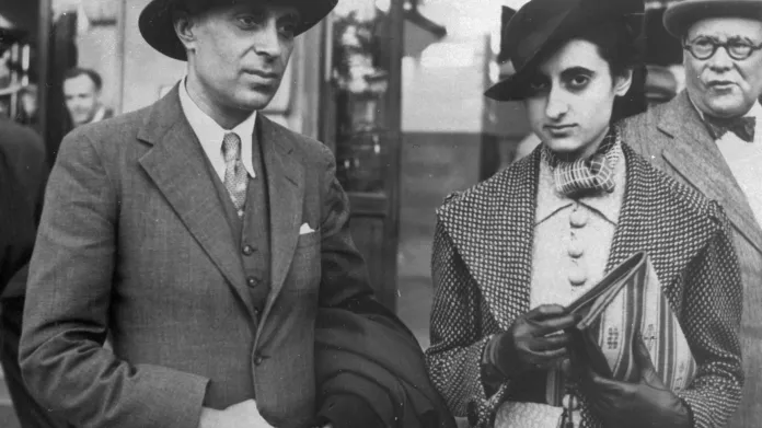 Džaváharlál Nehrú se svou dcerou Indirou  v Praze v srpnu 1938