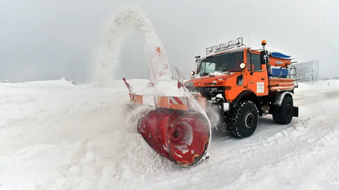 Silničáři za pomoci sněžné frézy 16. ledna 2019 zprovoznili silnici z Božího Daru na Klínovec, která byla kvůli sněhové kalamitě několik dní neprůjezdná.